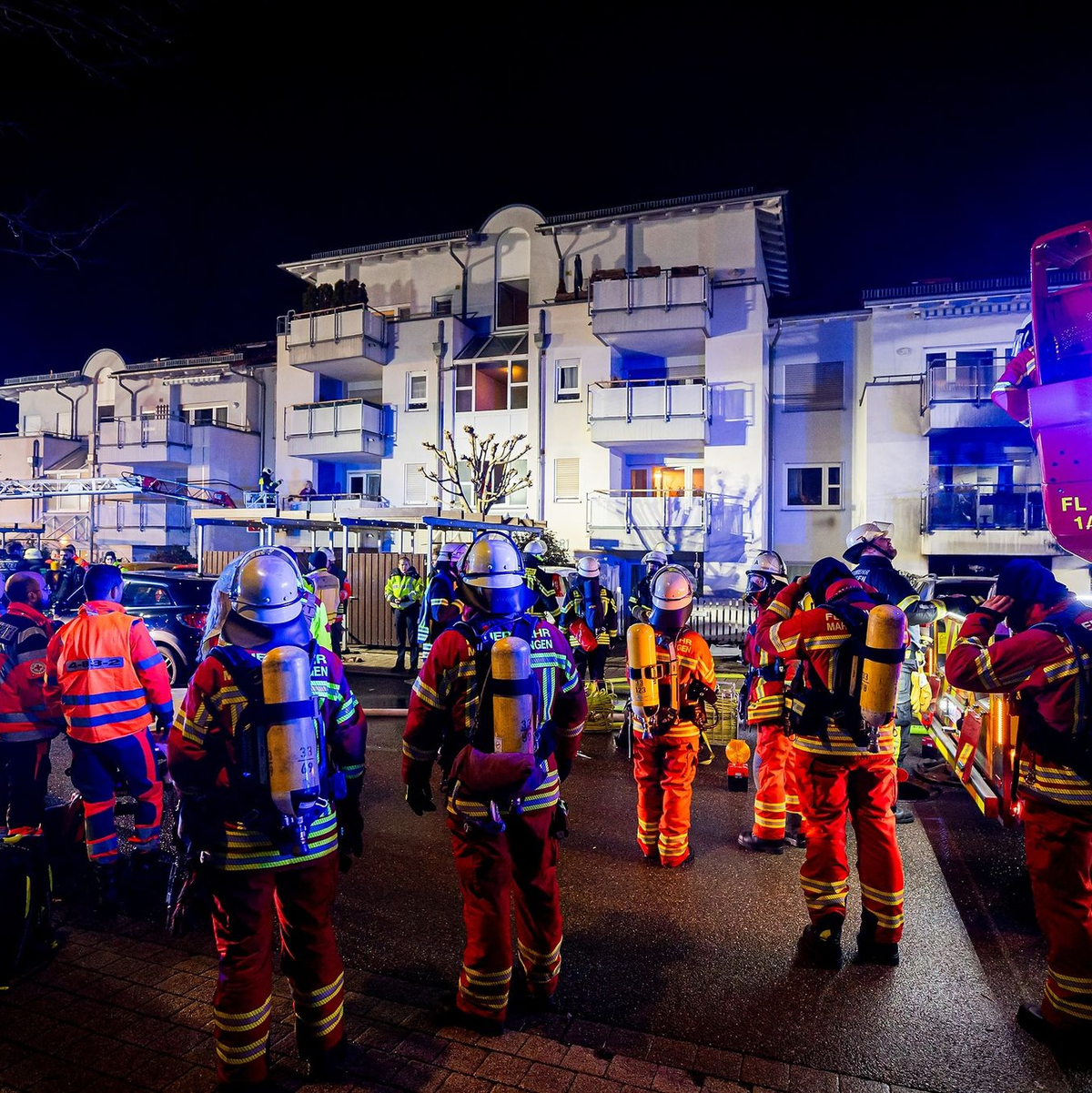 Bei einem Feuer in einem Mehrfamilienhaus in Baden-Württemberg sind nach ersten Erkenntnissen drei Menschen ums Leben gekommen. - Foto: Karsten Schmalz/KS-Images.de/dpa