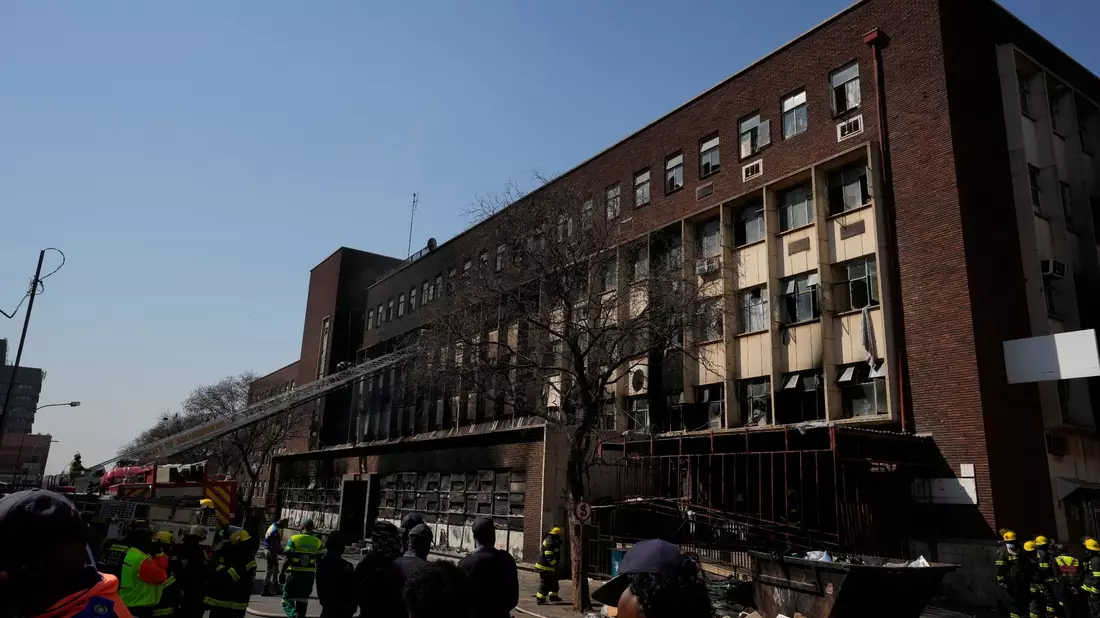In diesem Gebäude in Johannesburg starben bei einem Großbrand vor rund fünf Monaten 76 Menschen. - Bild: Themba Hadebe/AP/dpa
