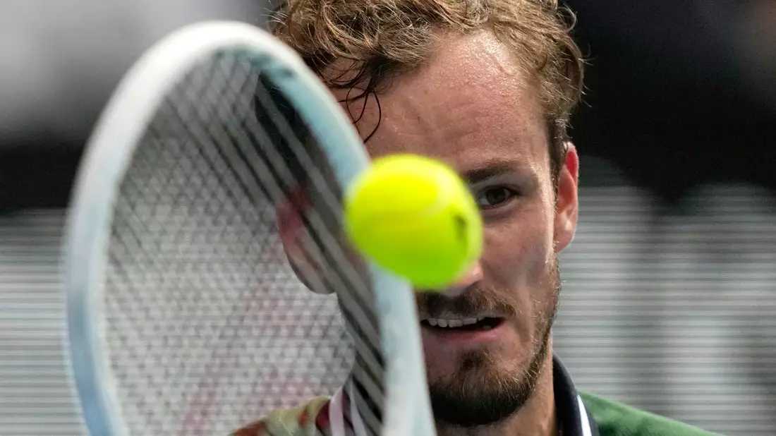 Daniil Medwedew ist bei den Australian Open ins Halbfinale eingezogen. - Bild: Louise Delmotte/AP
