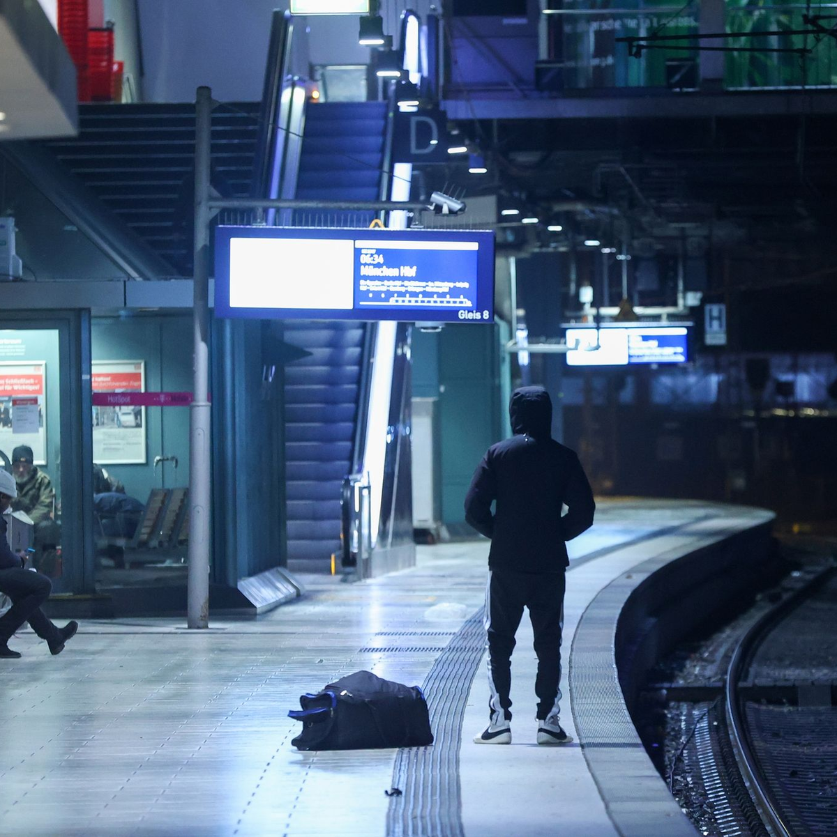 Nahezu leere Gleise am Hamburger Hauptbahnhof. - Foto: Bodo Marks/dpa