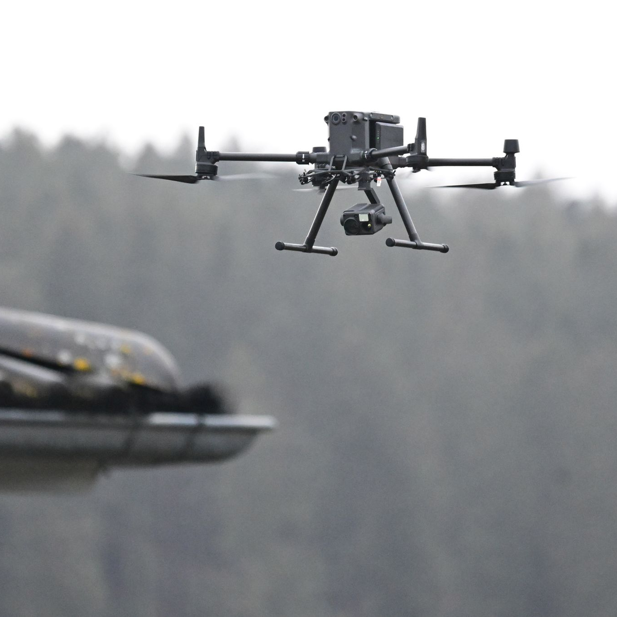 Auch eine Polizei-Drohne kam zum Einsatz. - Foto: Bernd Weißbrod/dpa