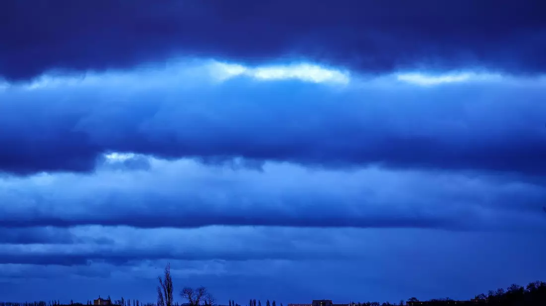 Wolken ziehen bei stürmischem Wetter über das Land. - Bild: Jan Woitas/dpa