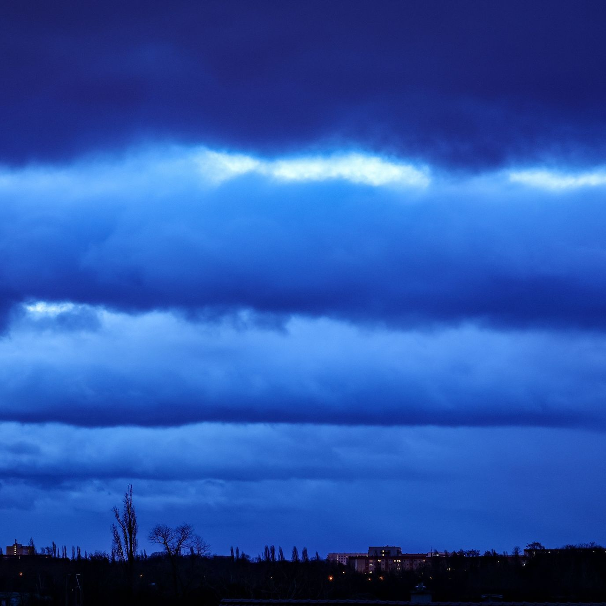 Wolken ziehen bei stürmischem Wetter über das Land. - Foto: Jan Woitas/dpa