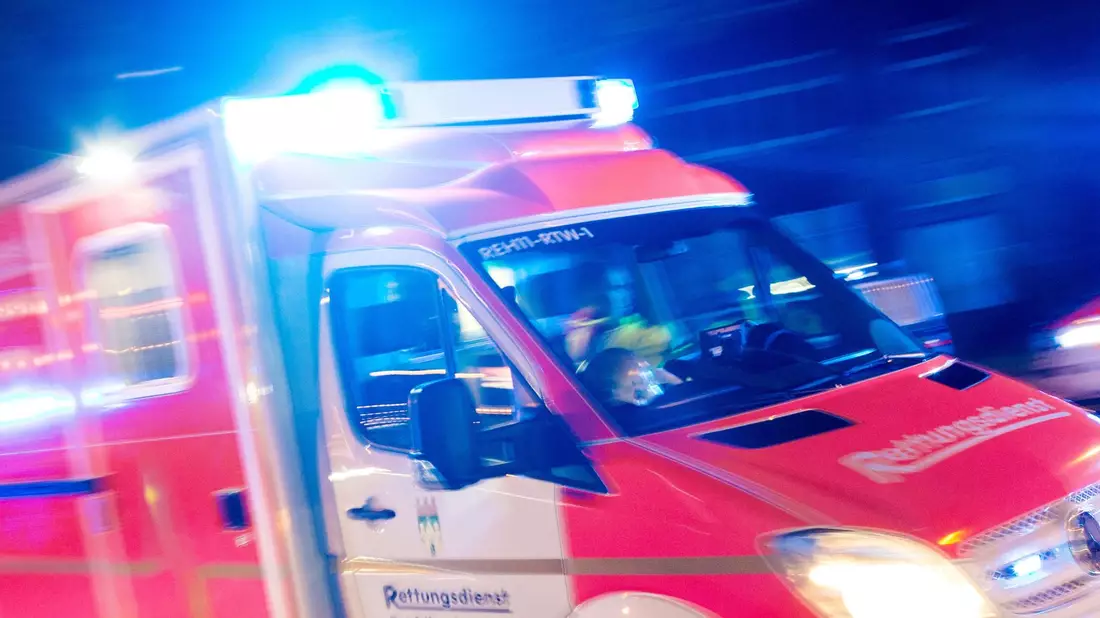 Ein Rettungswagen der Feuerwehr im Einsatz (Symbolbild). - Bild: Marcel Kusch/dpa