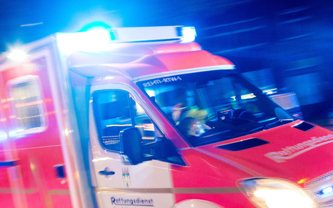 Ein Rettungswagen der Feuerwehr im Einsatz (Symbolbild). - Foto: Marcel Kusch/dpa