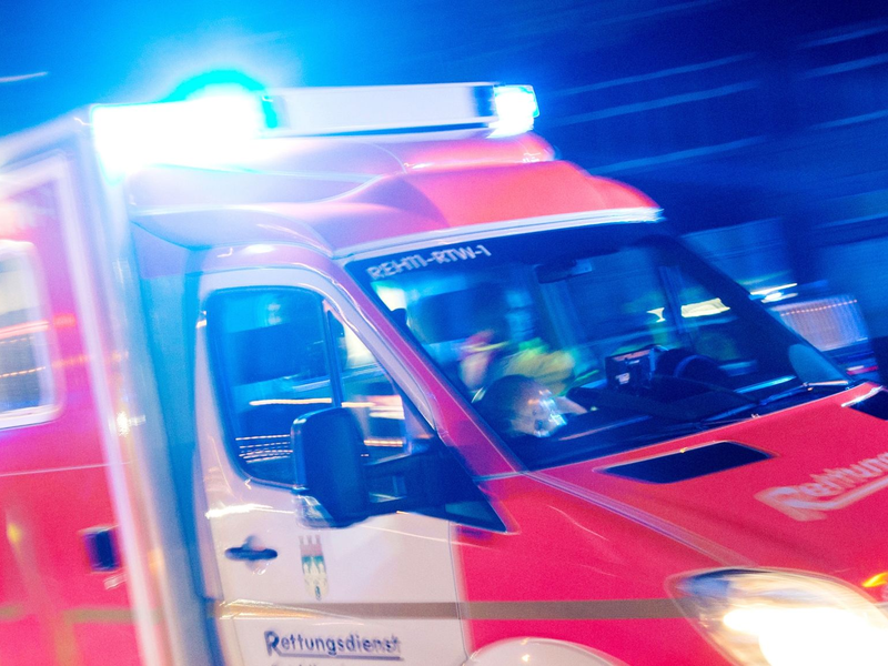 Ein Rettungswagen der Feuerwehr im Einsatz (Symbolbild). - Foto: Marcel Kusch/dpa
