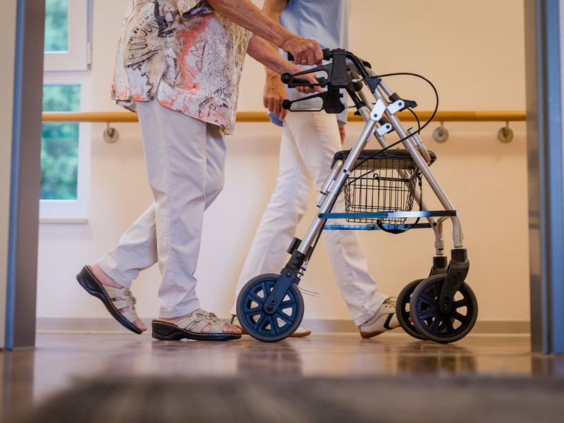 Das Statistische Bundesamt erwartet, dass der Bedarf an Pflegekräften bis 2049 auf insgesamt 2,15 Millionen ansteigt. - Foto: Christoph Schmidt/dpa