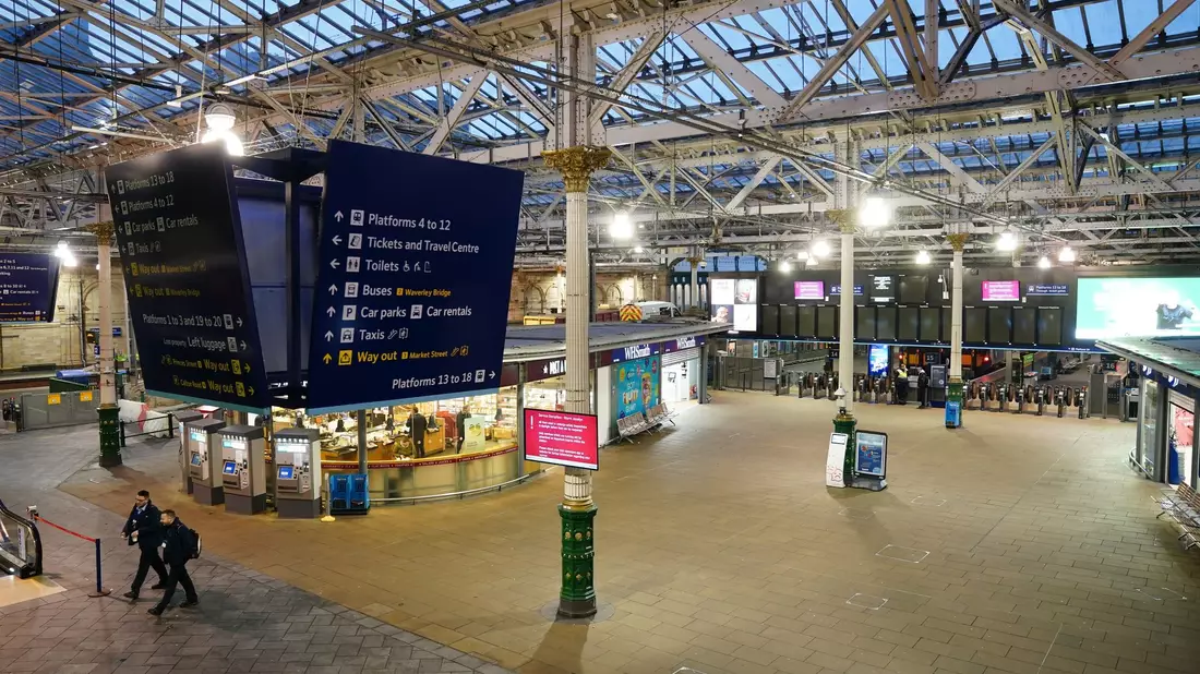 Eine leere Bahnhofshalle im Bahnhof Edinburgh Waverley. Sturm «Jocelyn» hat in Großbritannien für neue Verkehrsbehinderungen gesorgt und weitere Schäden verursacht. - Bild: Jane Barlow/PA Wire/dpa