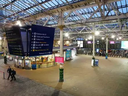 Eine leere Bahnhofshalle im Bahnhof Edinburgh Waverley. Sturm «Jocelyn» hat in Großbritannien für neue Verkehrsbehinderungen gesorgt und weitere Schäden verursacht. - Foto: Jane Barlow/PA Wire/dpa