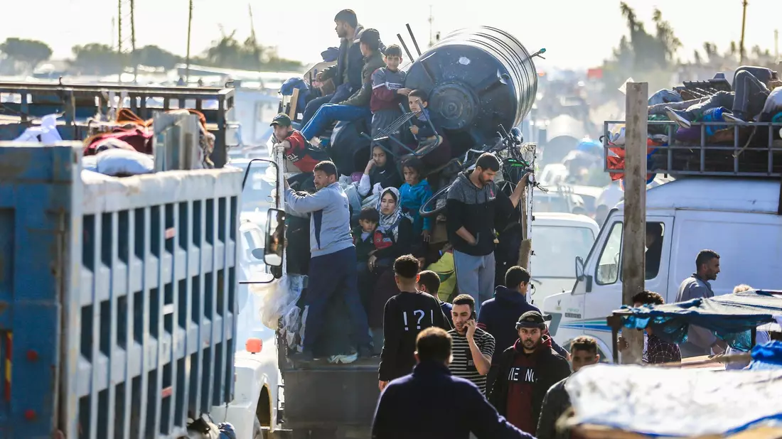 Schon seite mehreren Tagen fliehen palästinensische Familien fliehen vor den Kämpfen in Chan Junis in Richtung Rafah. - Bild: Mohammed Talatene/dpa