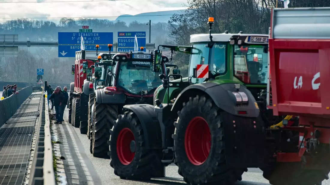 Französische Landwirte protestieren seit Monaten für eine bessere Bezahlung und gegen die ihrer Meinung nach übermäßige Regulierung, steigende Kosten und andere Probleme. - Bild: Nicolas Mollo/AP/dpa