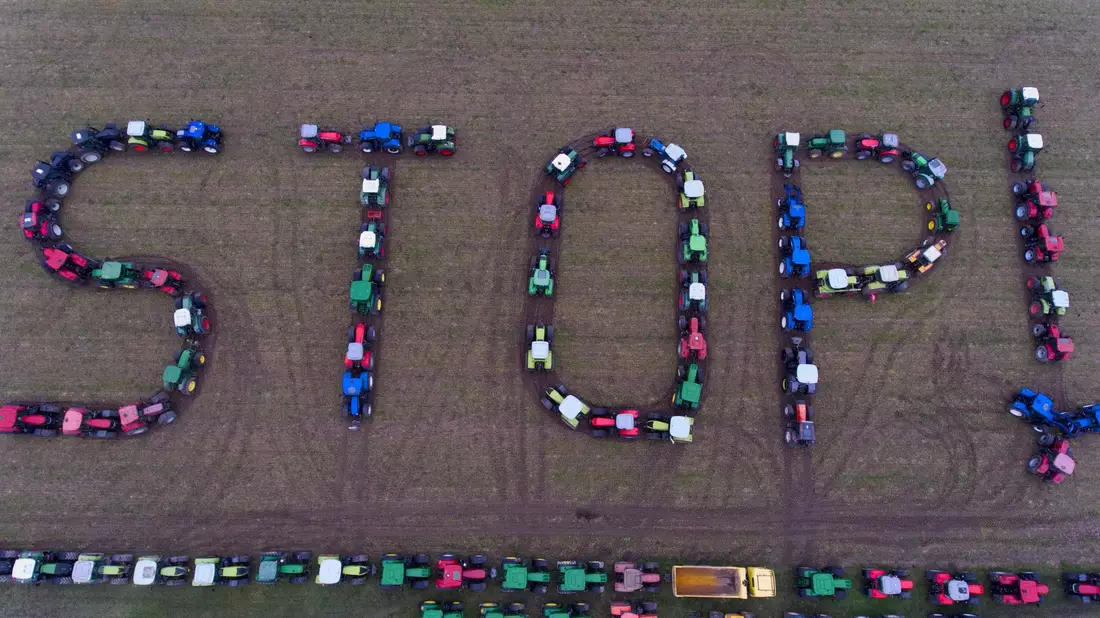 Traktoren bilden bei einer Protestaktion von französsichen Landwirten das Wort «STOP». - Bild: Guillaume Souvant/AFP/dpa