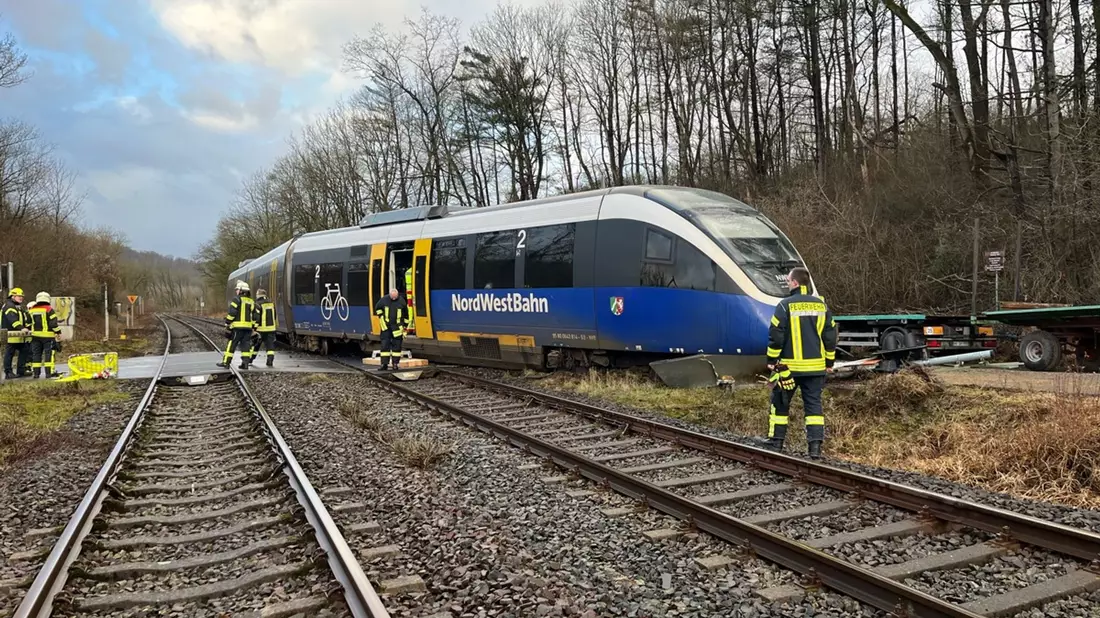 Ein aus den Schienen gesprungener Regionalzug der Linie RB 84 bei Bad Driburg. - Bild: Polizei/dpa