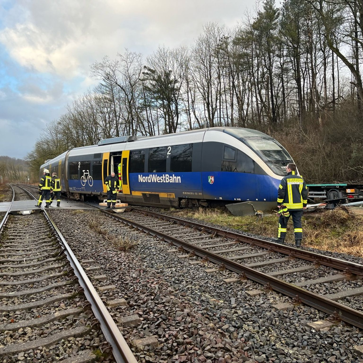Ein aus den Schienen gesprungener Regionalzug der Linie RB 84 bei Bad Driburg. - Foto: Polizei/dpa