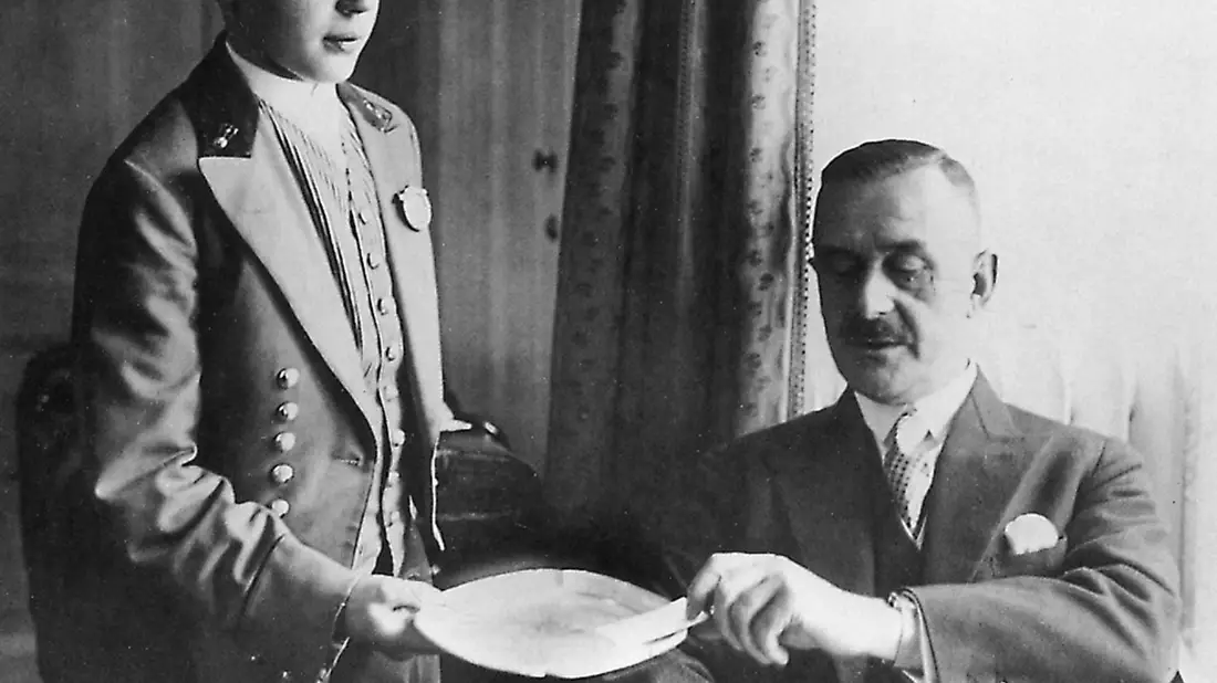 Thomas Mann (r) mit einem Bellboy im Hotel Adlon. - Bild: --/Kempinski Hotels /dpa