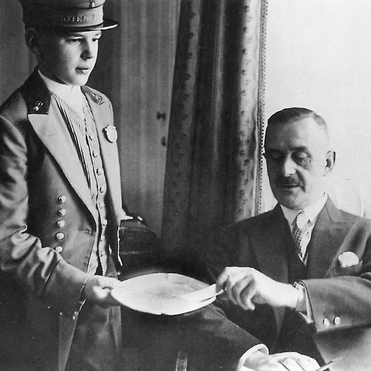 Thomas Mann (r) mit einem Bellboy im Hotel Adlon. - Foto: --/Kempinski Hotels /dpa
