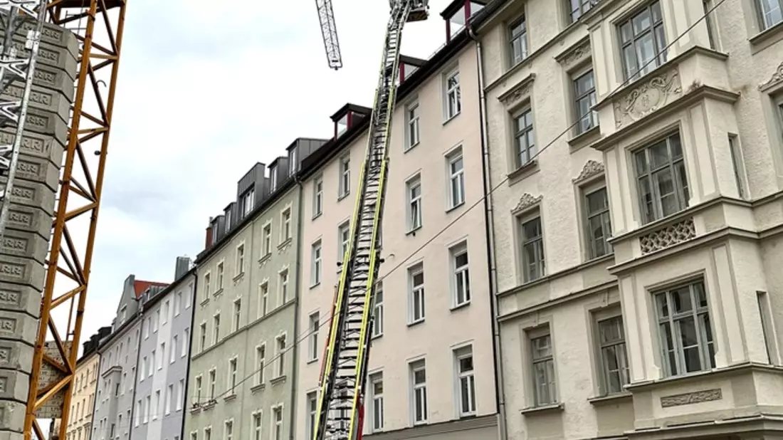 FW-M: Baukran beschädigt Wohngebäude (Isarvorstadt) - Bild: presseportal.de