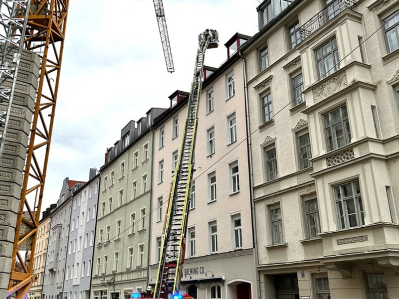 FW-M: Baukran beschädigt Wohngebäude (Isarvorstadt) - Foto: presseportal.de
