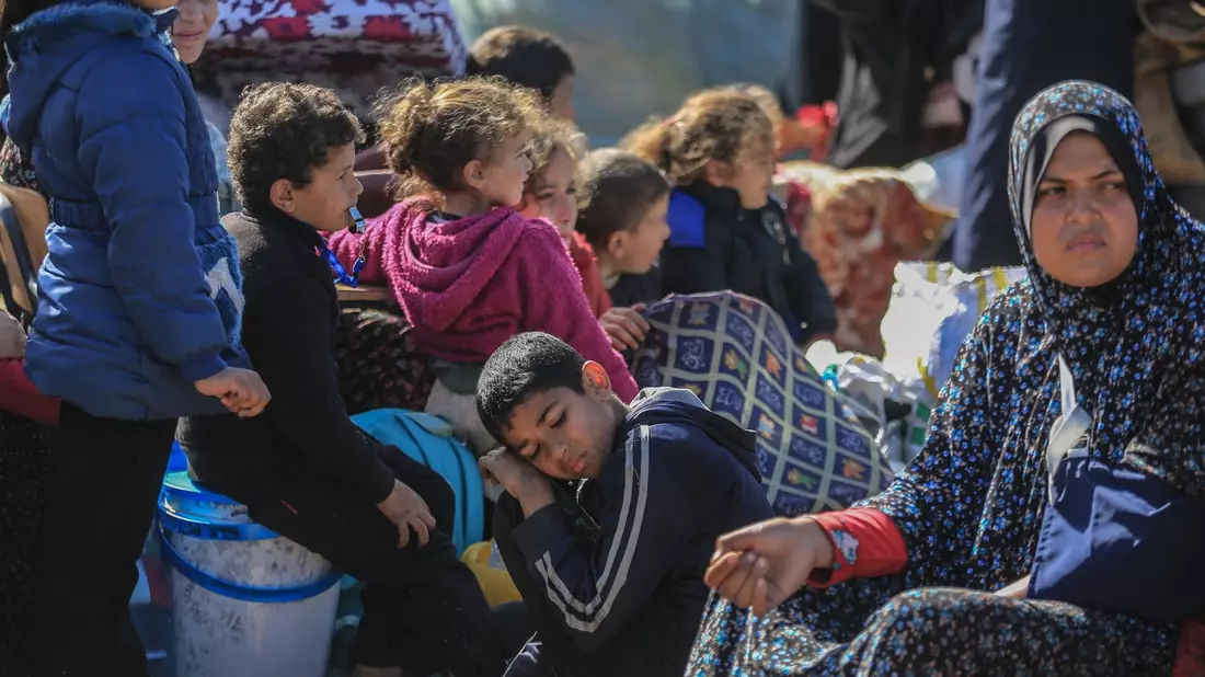 Viele palästinensische Familien verlassen Chan Junis und suchen an anderen Orten Schutz. - Bild: Mohammed Talatene/dpa