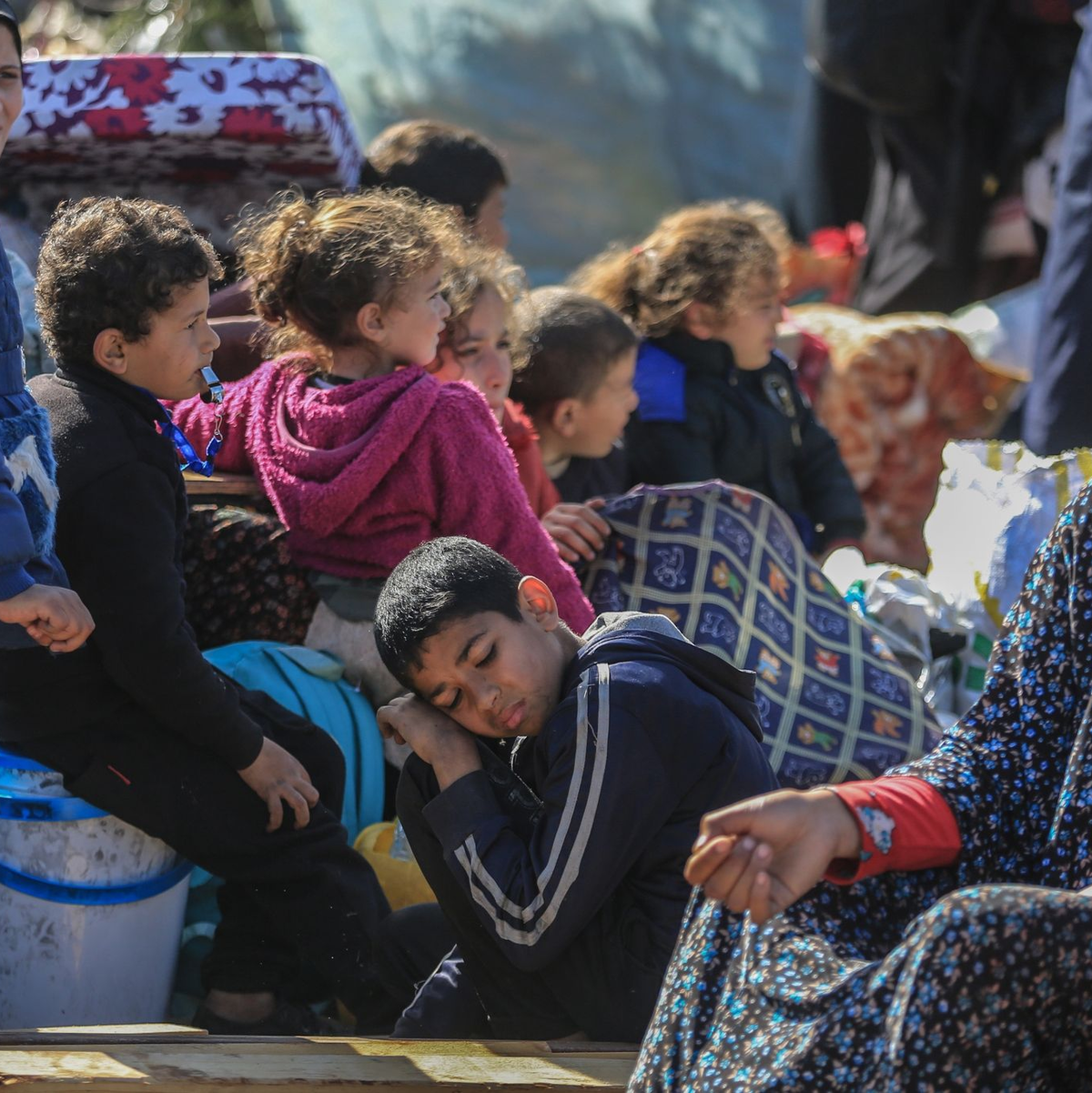 Viele palästinensische Familien verlassen Chan Junis und suchen an anderen Orten Schutz. - Foto: Mohammed Talatene/dpa