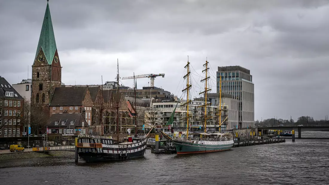 Dunkle Wolken ziehen über Bremen. - Bild: Sina Schuldt/dpa