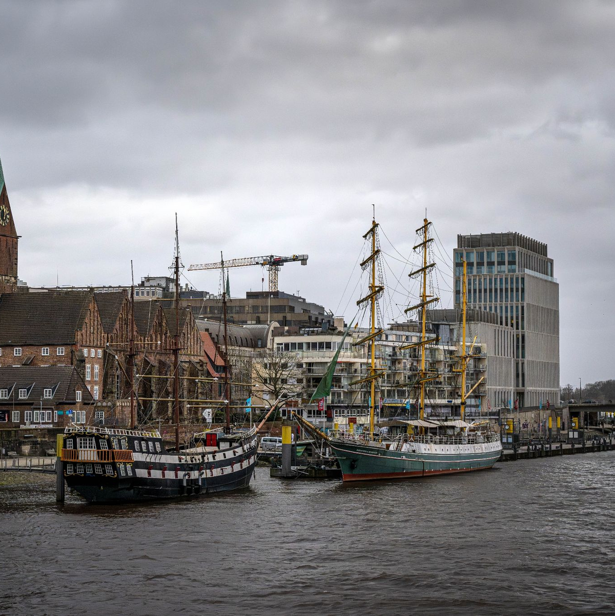 Dunkle Wolken ziehen über Bremen. - Foto: Sina Schuldt/dpa
