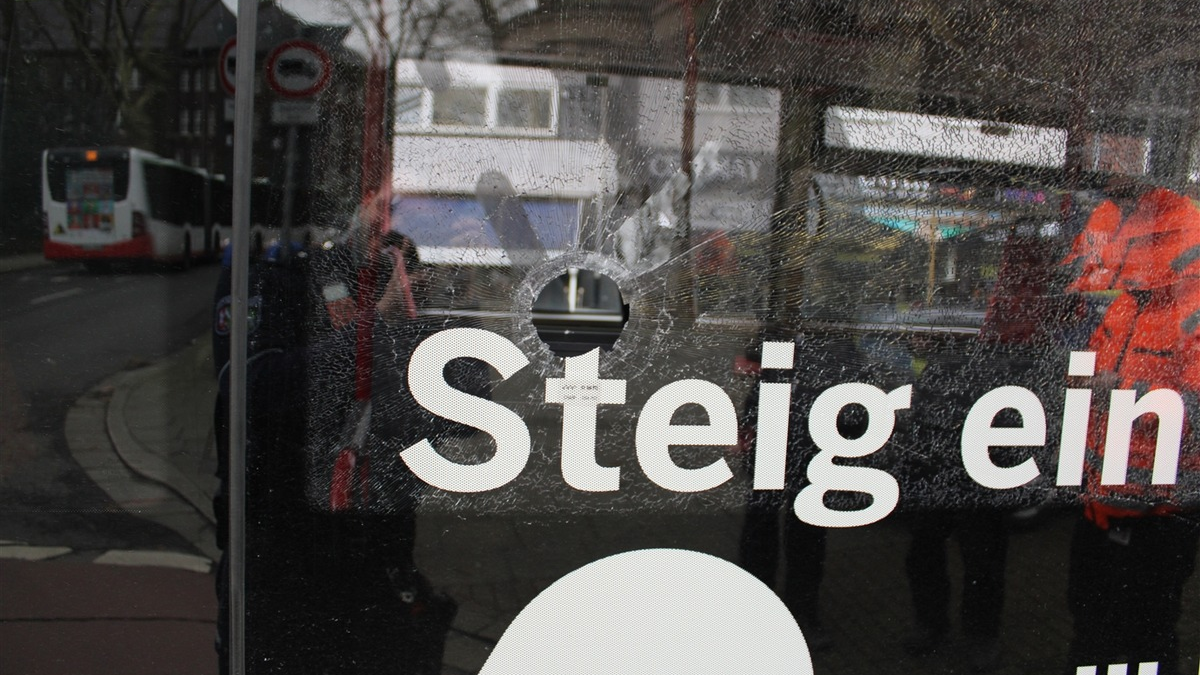 POL-GE: Gefährlicher Eingriff in den Straßenverkehr mit Billardkugel - Foto: presseportal.de