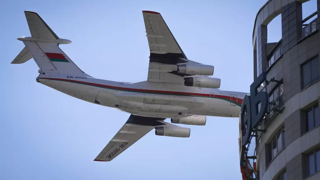 Ein Modell des schweren Transportflugzeugs Iljuschin Il-76 (Archivbild). - Bild: Sergei Grits/AP/dpa