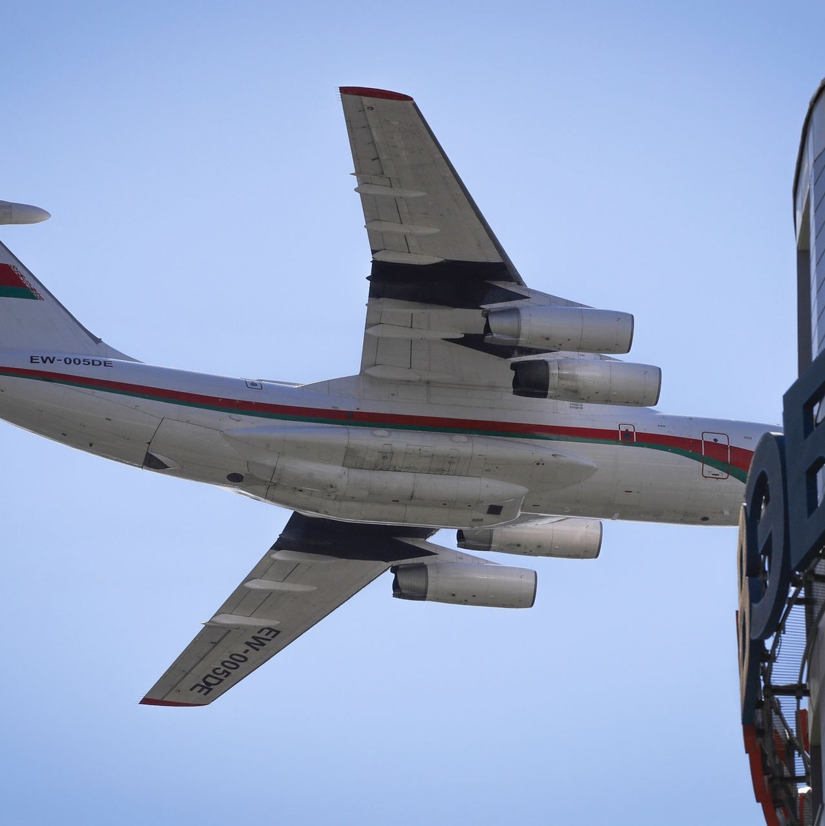 Ein Modell des schweren Transportflugzeugs Iljuschin Il-76 (Archivbild). - Foto: Sergei Grits/AP/dpa