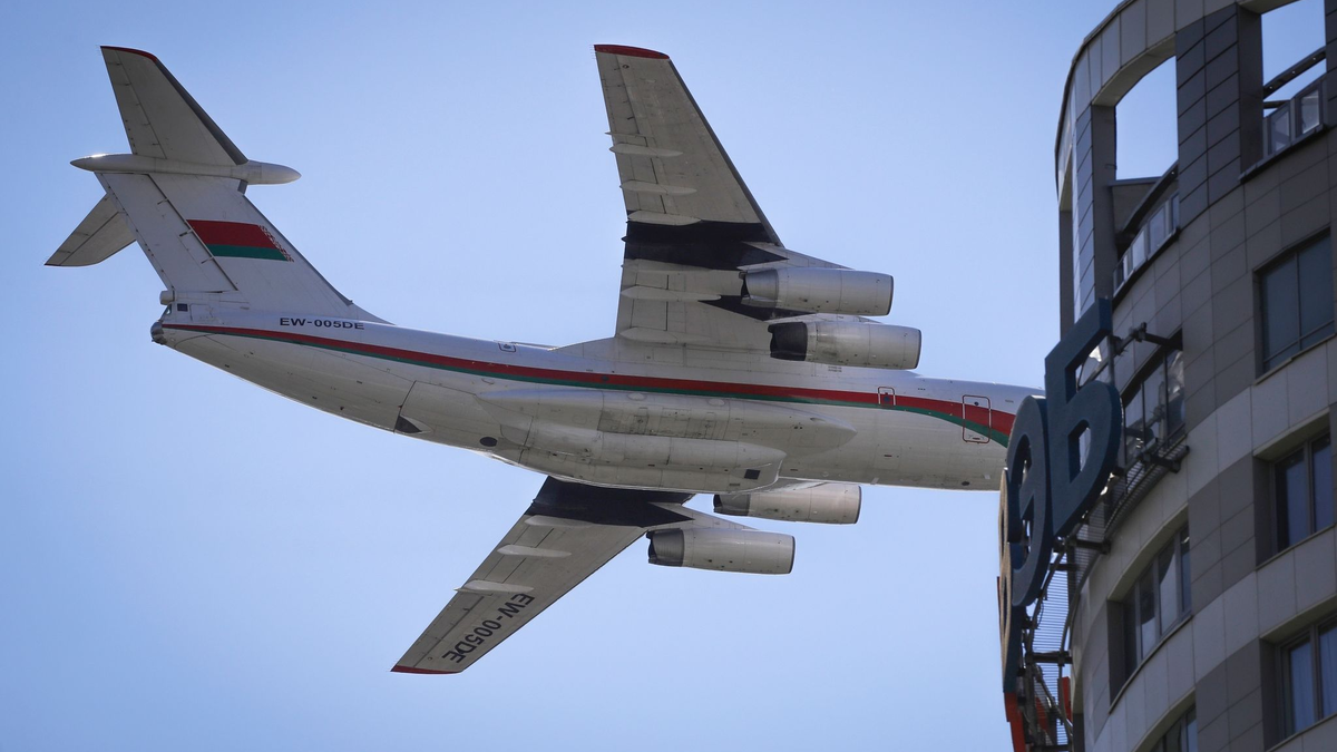 Ein Modell des schweren Transportflugzeugs Iljuschin Il-76 (Archivbild). - Foto: Sergei Grits/AP/dpa