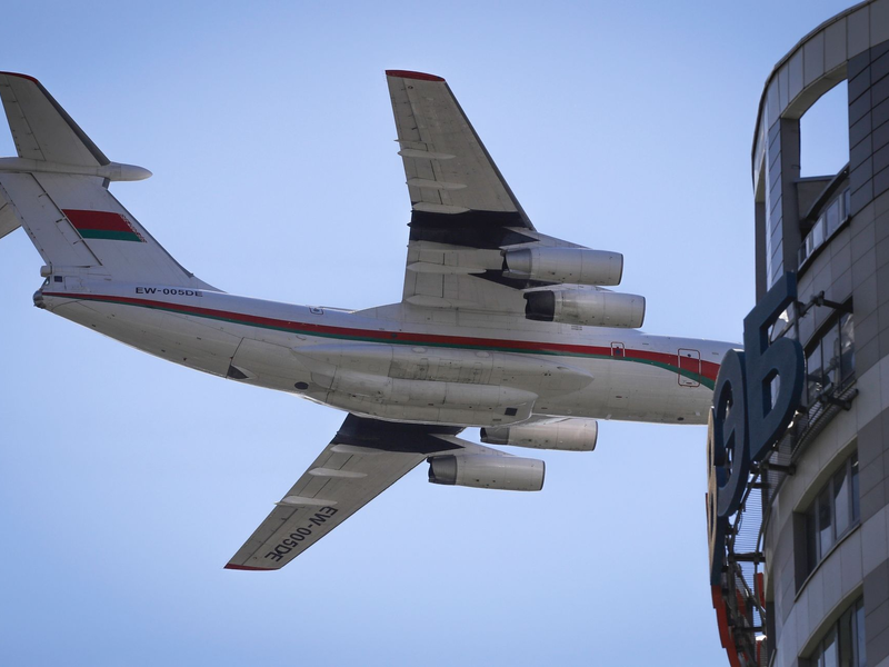 Ein Modell des schweren Transportflugzeugs Iljuschin Il-76 (Archivbild). - Foto: Sergei Grits/AP/dpa