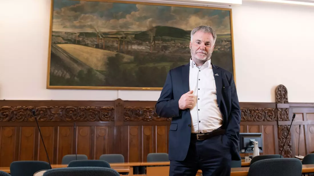 «Ob es nun allen passt oder nicht: Die AfD-Fraktion sitzt demokratisch gewählt im Stadtrat». Freitals Oberbürgermeister Uwe Rumberg versteht die Aufregung nicht. - Bild: Sebastian Kahnert/dpa-Zentralbild/dpa