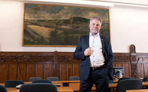 «Ob es nun allen passt oder nicht: Die AfD-Fraktion sitzt demokratisch gewählt im Stadtrat». Freitals Oberbürgermeister Uwe Rumberg versteht die Aufregung nicht. - Foto: Sebastian Kahnert/dpa-Zentralbild/dpa