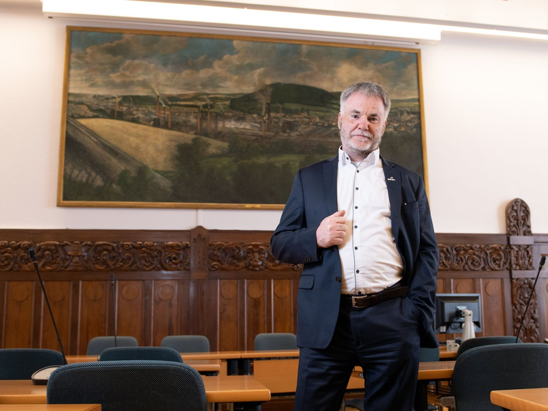 «Ob es nun allen passt oder nicht: Die AfD-Fraktion sitzt demokratisch gewählt im Stadtrat». Freitals Oberbürgermeister Uwe Rumberg versteht die Aufregung nicht. - Foto: Sebastian Kahnert/dpa-Zentralbild/dpa