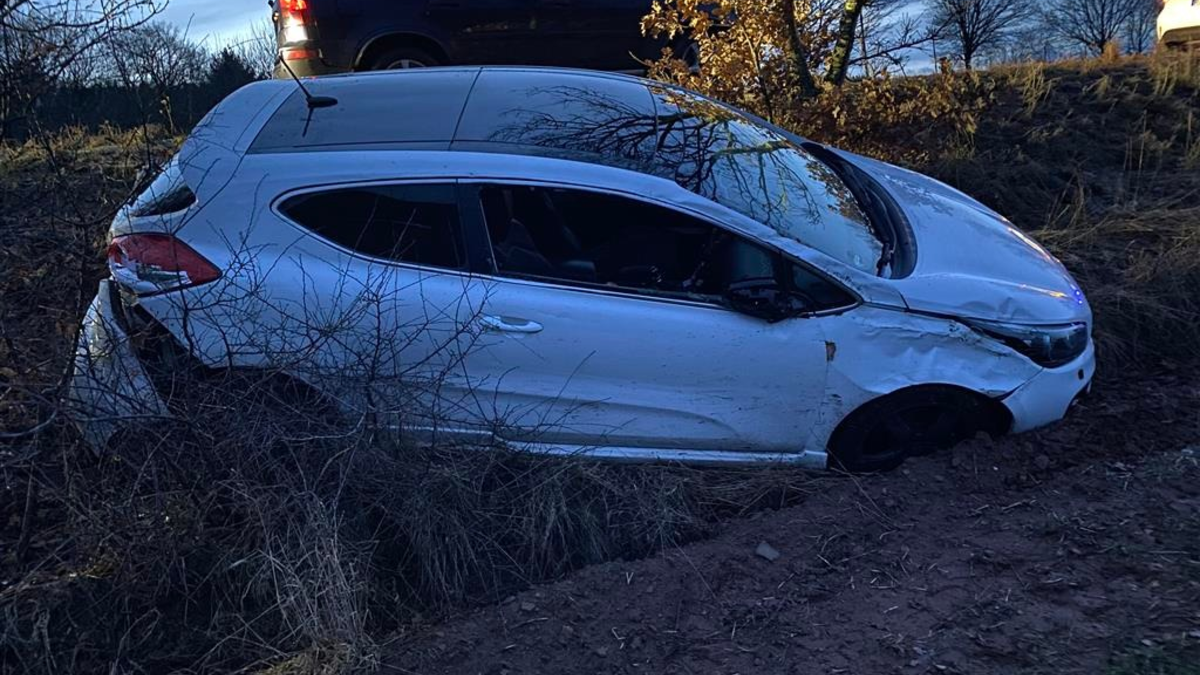POL-PDWIL: Verkehrsunfall mit flüchtigem Langholz-Transporter - Foto: presseportal.de