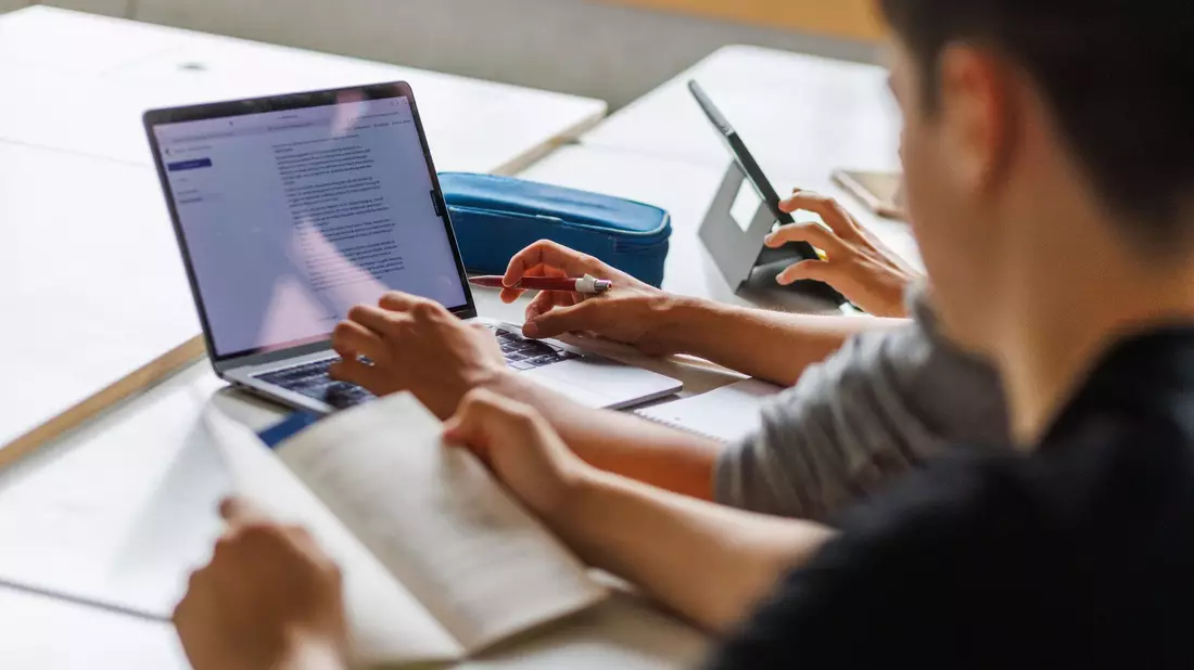 Schüler eines Gymnasiums sitzen vor einem Computer und benutzen ein KI-Tool. - Bild: Philipp von Ditfurth/dpa