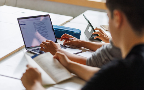 Schüler eines Gymnasiums sitzen vor einem Computer und benutzen ein KI-Tool. - Foto: Philipp von Ditfurth/dpa Schüler eines Gymnasiums sitzen vor einem Computer und benutzen ein KI-Tool. - Foto: Philipp von Ditfurth/dpa