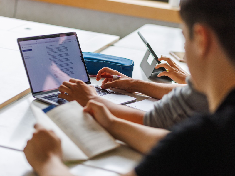 Schüler eines Gymnasiums sitzen vor einem Computer und benutzen ein KI-Tool. - Foto: Philipp von Ditfurth/dpa