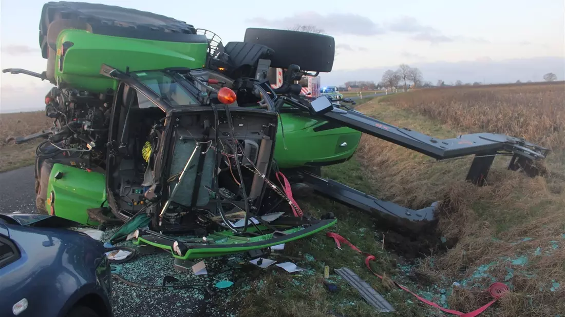 POL-DN: Traktor umgekippt: Ein Leichtverletzter und über 150.000 Euro Sachschaden - Bild: presseportal.de