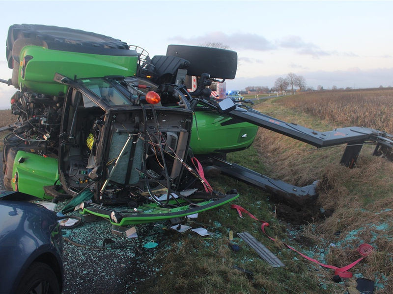POL-DN: Traktor umgekippt: Ein Leichtverletzter und über 150.000 Euro Sachschaden - Foto: presseportal.de