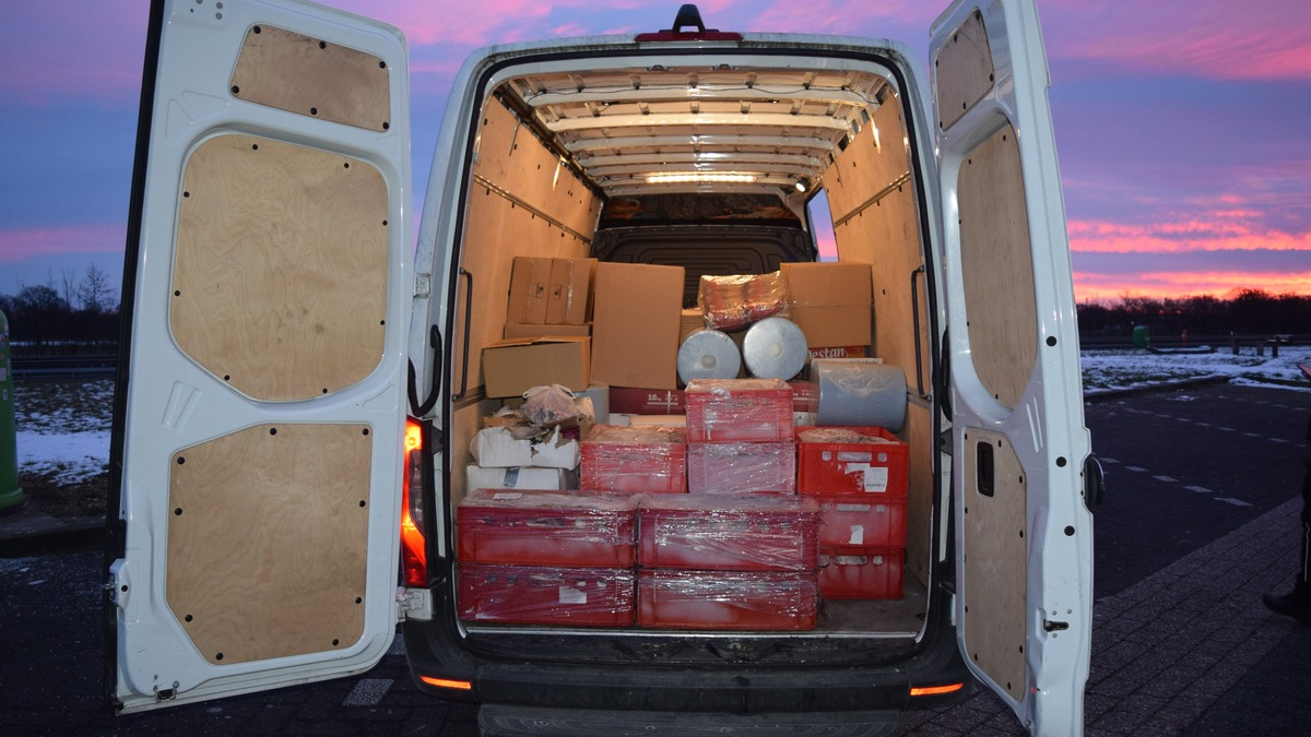 POL-DEL: Autobahnpolizei Ahlhorn: Kontrolle eines Kleintransporters auf der Autobahn 28 +++ Fahrzeug mit Lebensmitteln beladen +++ Sicherstellung durch das Veterinäramt des Landkreises Oldenburg angeordnet - Foto: presseportal.de