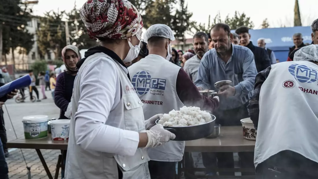 Türkei / Syrien: Johanniter-Nothilfemaßnahmen im Erdbebengebiet dauern an / Deckung der Grundbedarfe auch ein Jahr später noch notwendig / Wiederaufbau dauert noch mindestens drei Jahre - Bild: presseportal.de