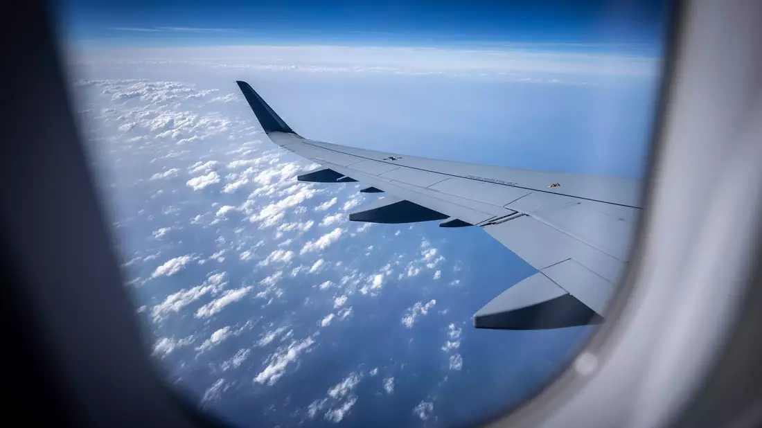 Blick aus dem Fenster des A321LR auf dem Weg nach Dschidda. - Bild: Michael Kappeler/dpa