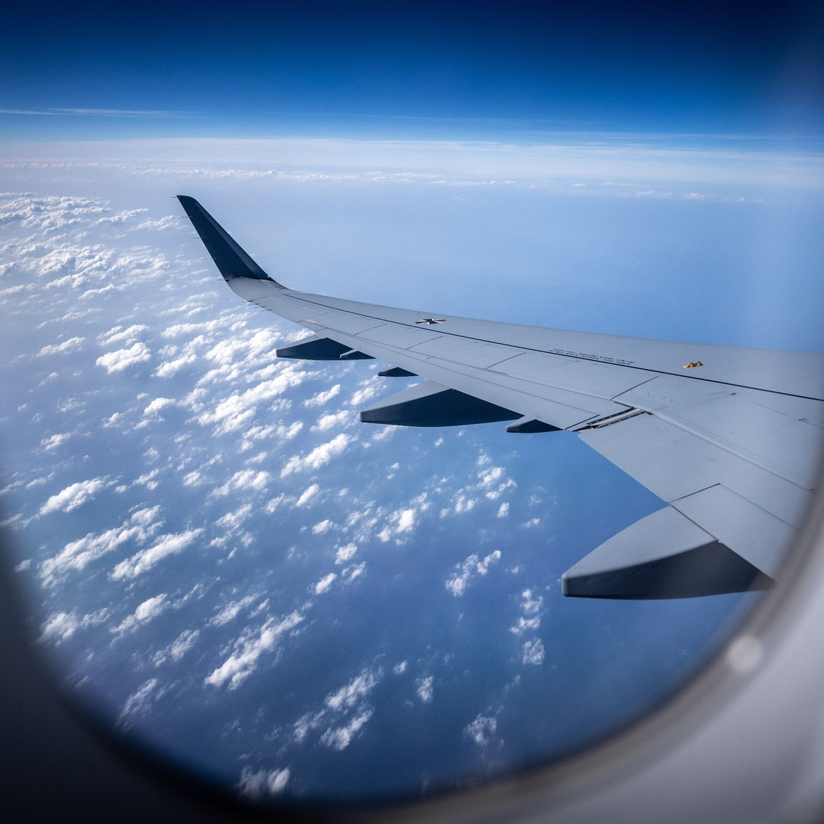 Blick aus dem Fenster des A321LR auf dem Weg nach Dschidda. - Foto: Michael Kappeler/dpa