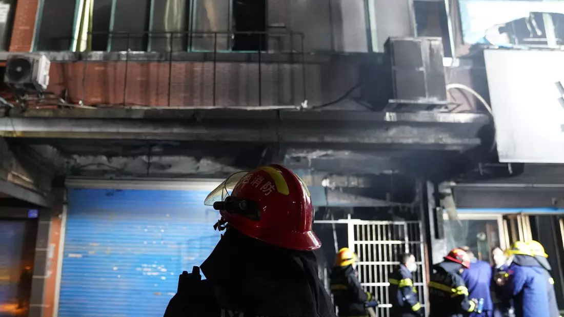 Feuerwehrleute im Einsatz. - Bild: Zhou Mi/XinHua/dpa