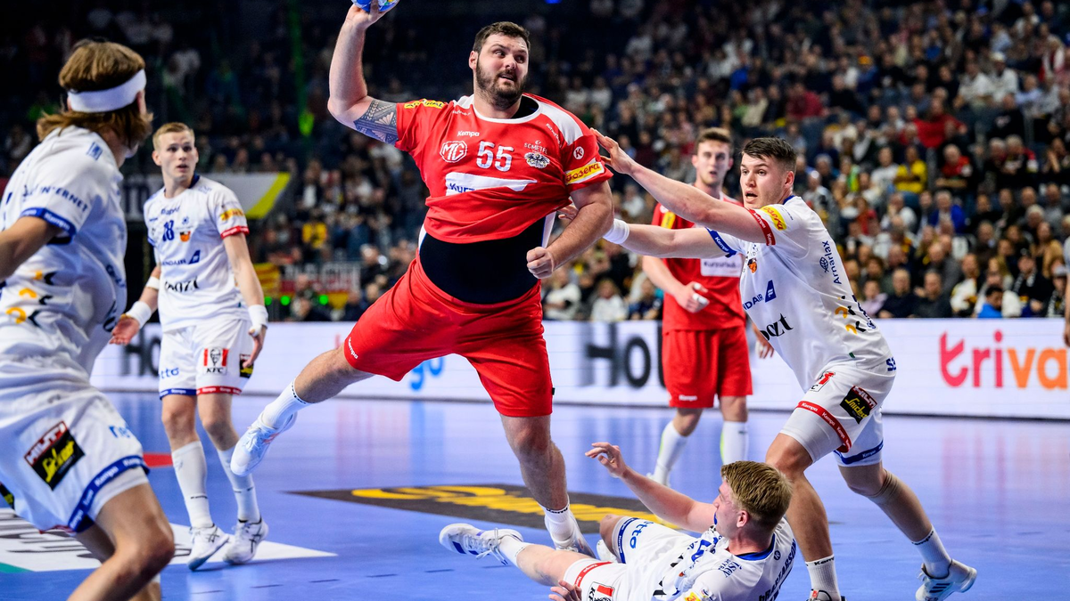 Die Österreicher um Tobias Wagner (M) mussten sich Island geschlagen geben. - Foto: Tom Weller/dpa