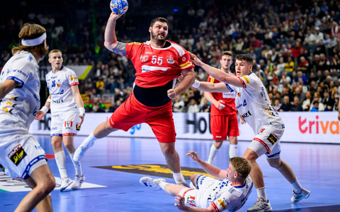 Die Österreicher um Tobias Wagner (M) mussten sich Island geschlagen geben. - Foto: Tom Weller/dpa