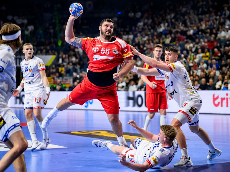 Die Österreicher um Tobias Wagner (M) mussten sich Island geschlagen geben. - Foto: Tom Weller/dpa