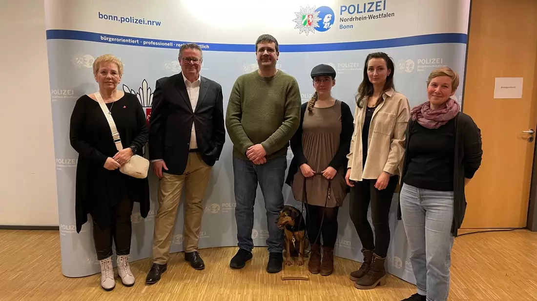 POL-BN: Danke sagen für Zivilcourage: Polizeipräsident Frank Hoever ehrte couragierte Bürgerinnen und Bürger - Bild: presseportal.de