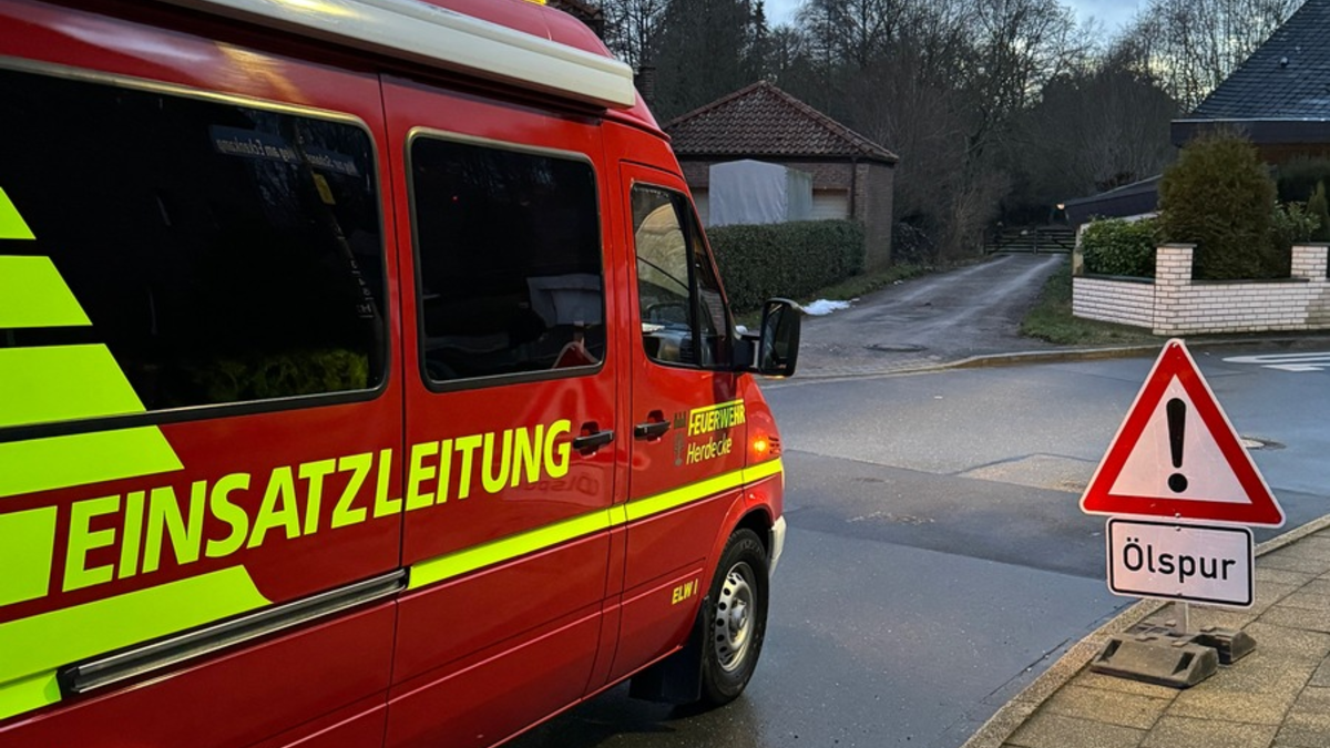 FW-EN: Baum in Oberleitung und Ölspur - Foto: presseportal.de